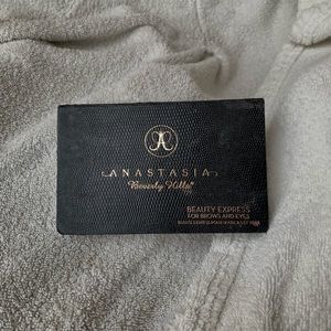 Anastasia Beverly Hills Makeup - ABH Eyebrow Kit Anastasia Beverly Hills Makeup - ABH Eyebrow Kit